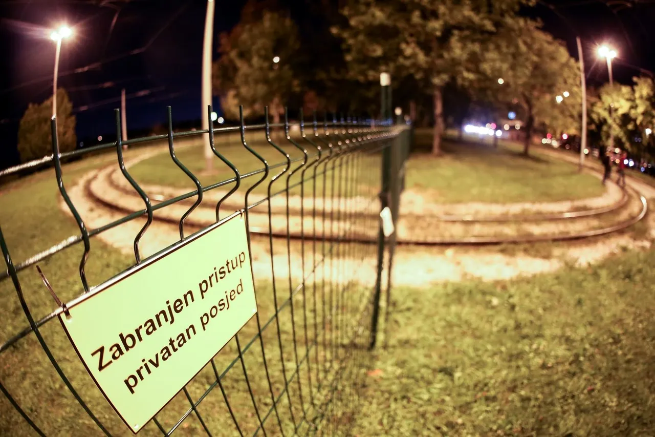 Zagreb: Obitelj postavila ogradu preko tramvajske pruge na okretištu u Prečkom