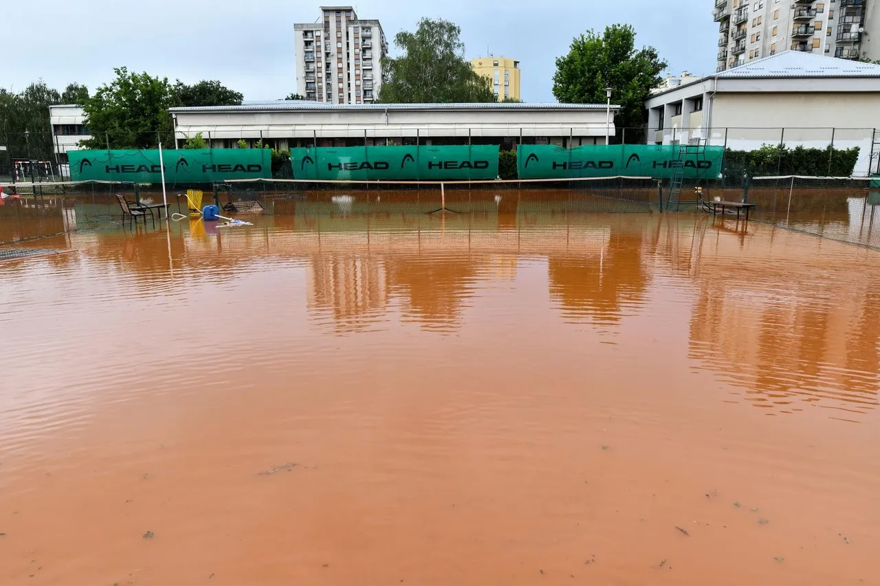 Poplavljeni teniski tereni u Zagrebu nakon nevremena više nalikuju jezeru