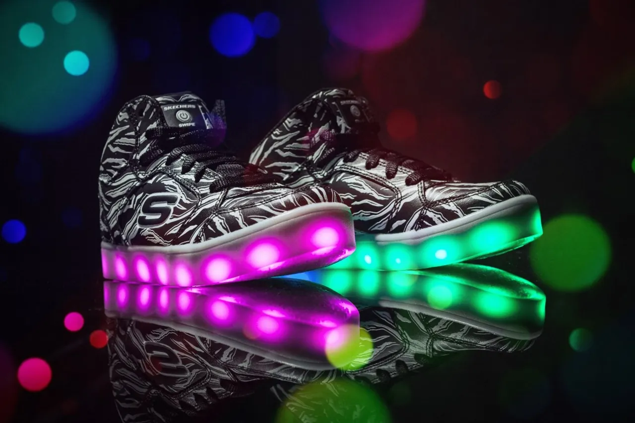 Nakon što je prva generacija Skechers Energy Lights tenisica svojim LED lampicama obojila i najtmurnije jesenske dane, ShoeBeDo je prvi lanac u Europi koji predstavlja novu generaciju - Skechers Swipe Lights!