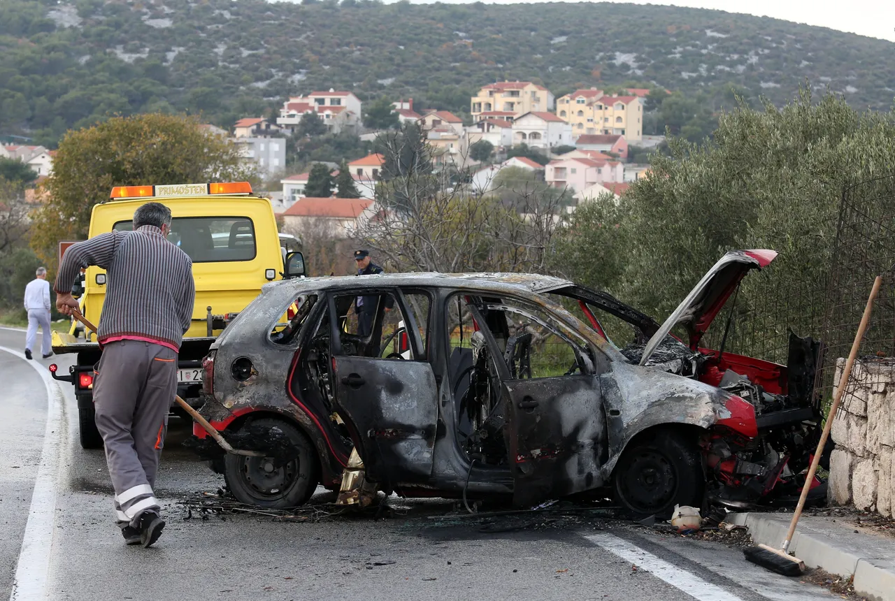 Na ulazu u Tisno automobil udario u zid i zapalio se: tri osobe prebačene u šibensku bolnicu