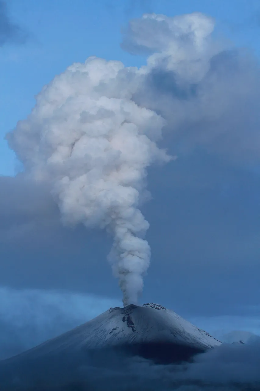 Vulkan Popokatepetl izbacuje pepeo