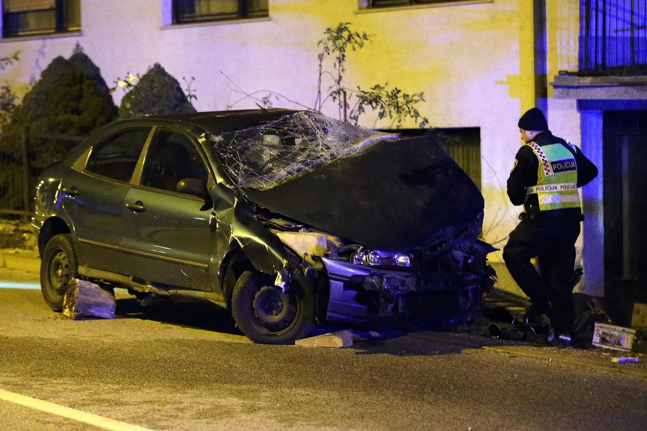 Stravična nesreća u Zagrebu: vozač automobila poginuo nakon što se zabio u ogradu kuće na Kustošiji