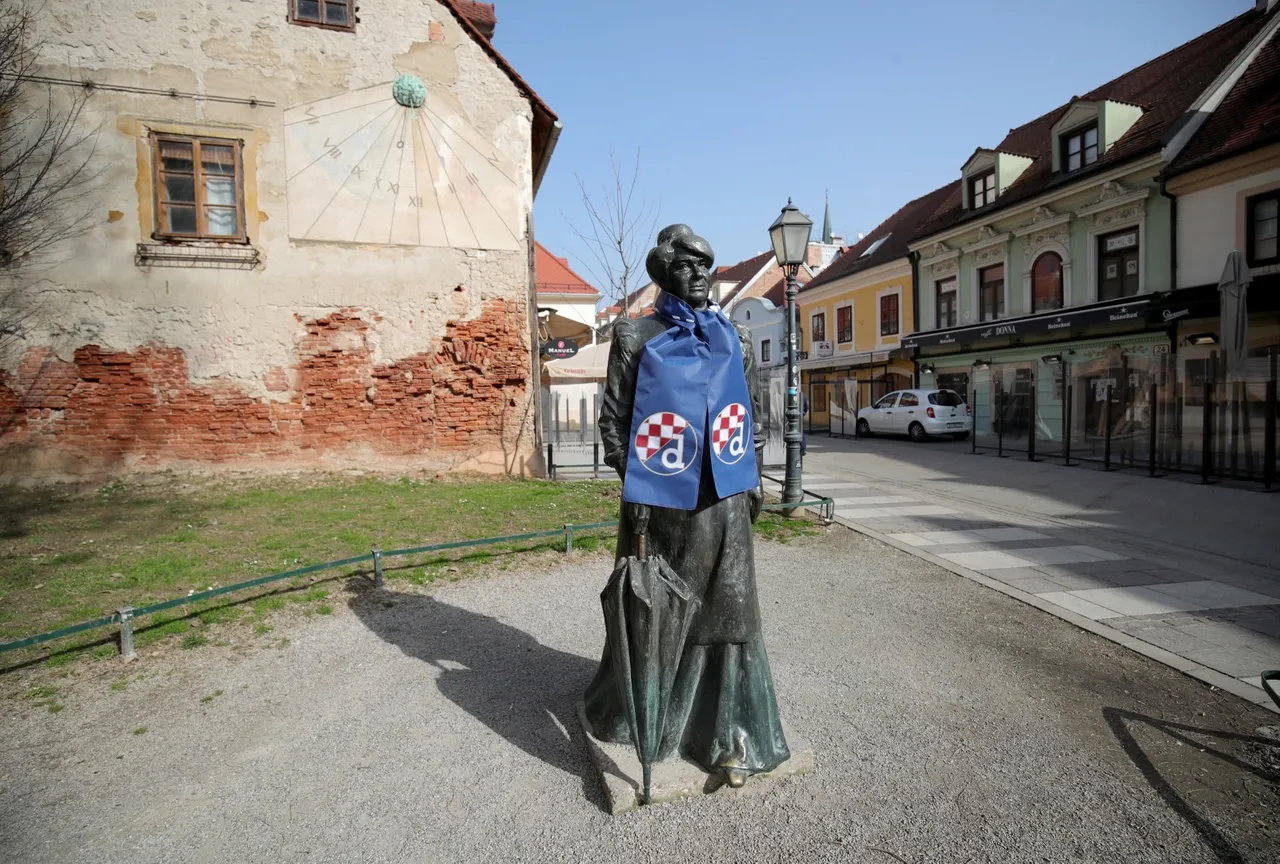 Zagreb: Marija Jurić Zagorka u Tkalčićevoj ogrnuta šalom Dinama