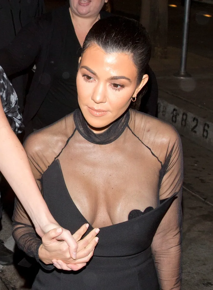Kourtney Kardashian odlučila se za provokativan top koji joj je otkrio bradavice prekrivene naljepnicama u obliku crnih srca.