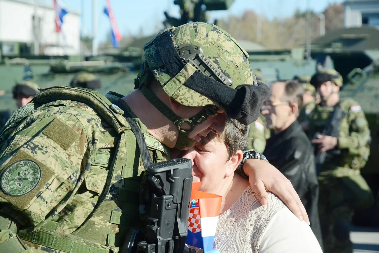 Emotivni ispraćaj: obitelji i uzvanici ispratili hrvatske vojnike u Litvu