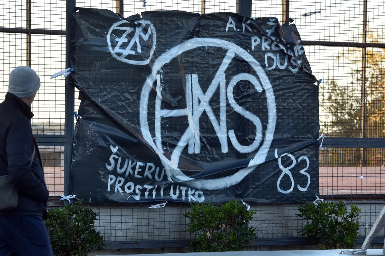 'Šukeru, prostitutko': u Šibeniku osvanuo transparent protiv HNS-a i Davora Šukera