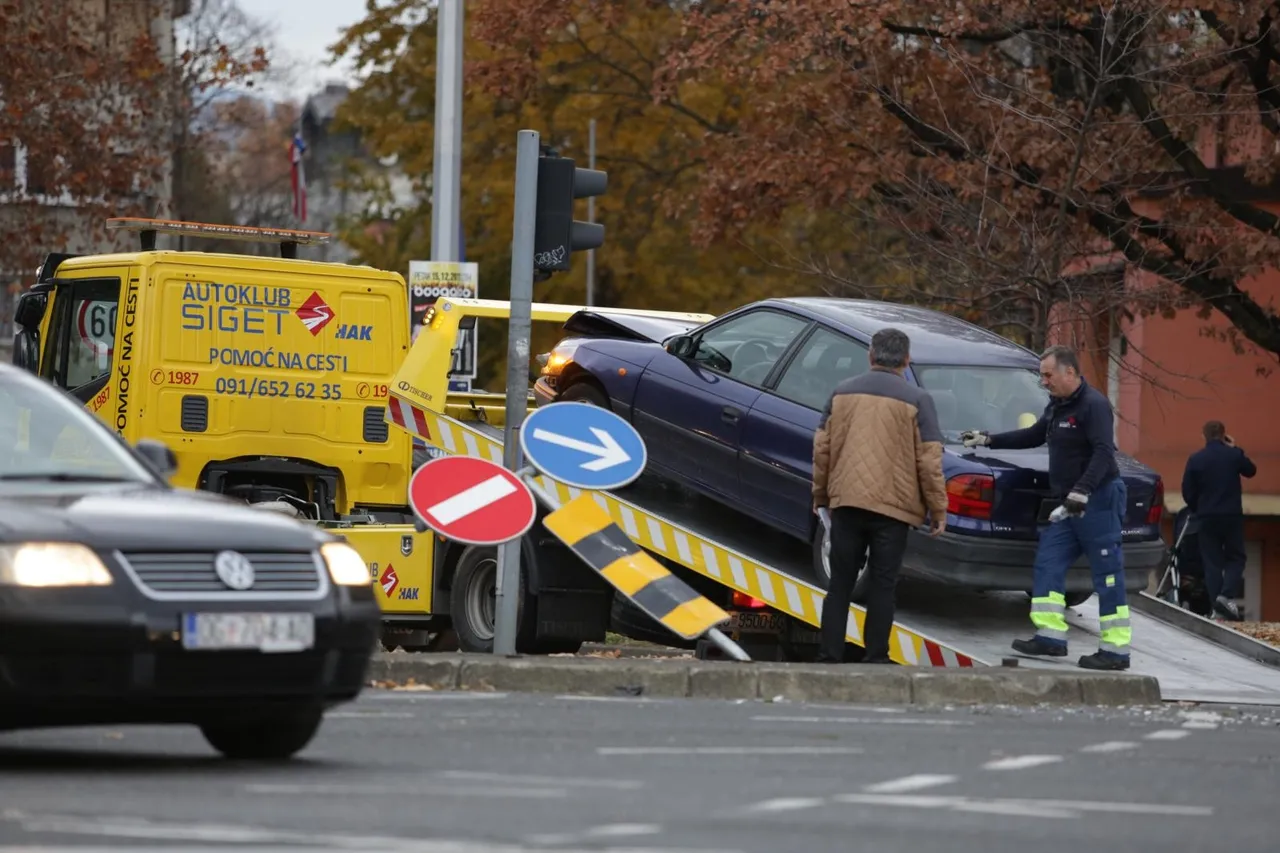 Težak sudar na prometnom križanju: auto završio na krovu, jedna osoba prevezena u bolnicu