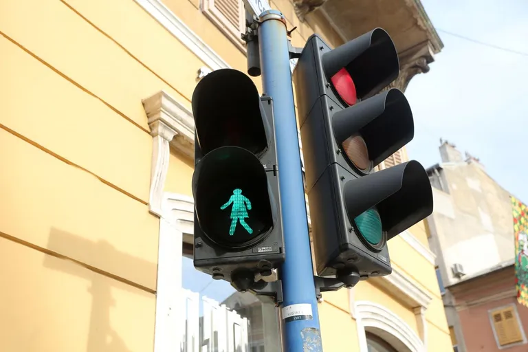 Promoviraju jednakost spolova: U Rijeci zasvijetlio prvi 'ženski' semafor