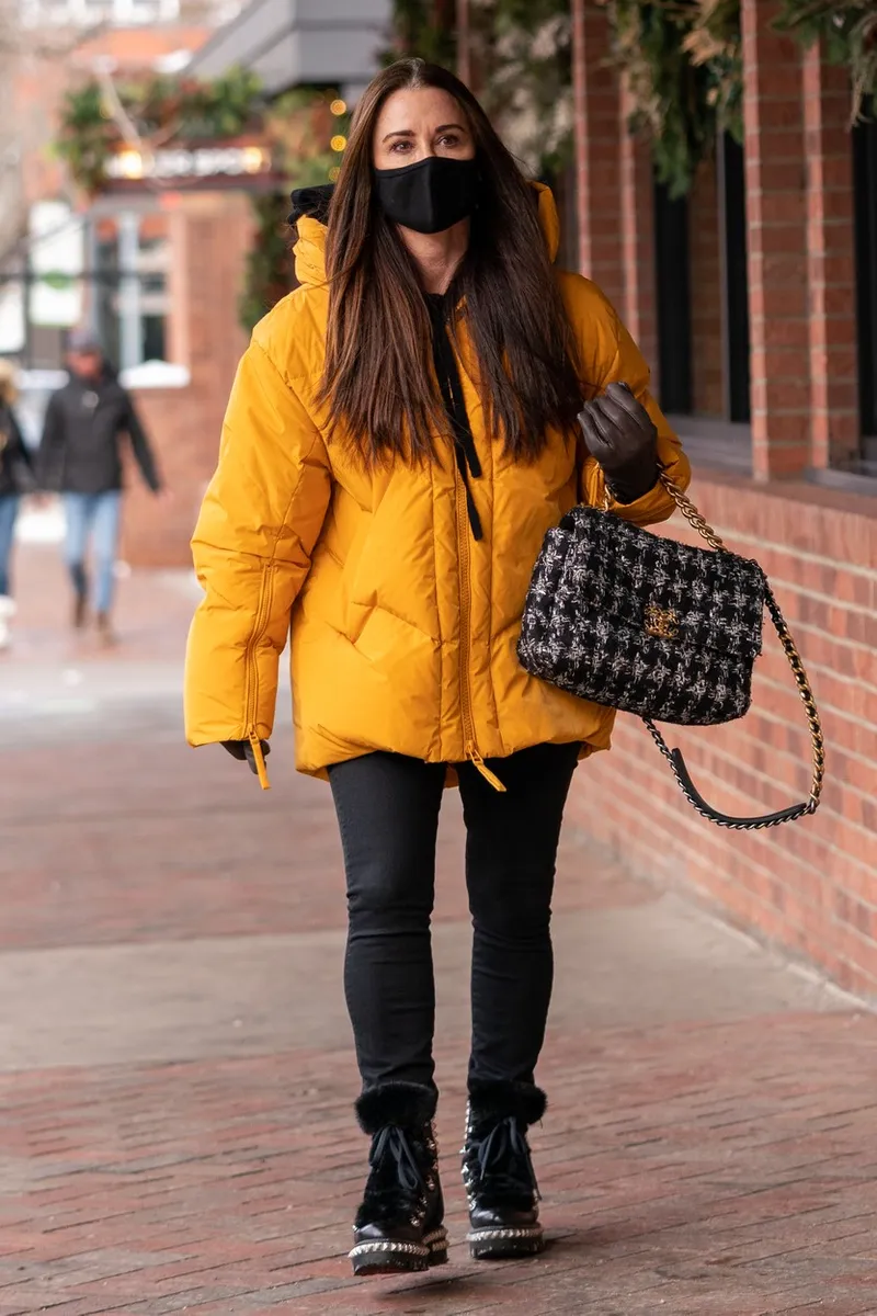Kyle Richards, poznata američka glumica, pobornica je nošenja upečatljivih zimskih puf jakni, što se vidi i na ovoj fotki.