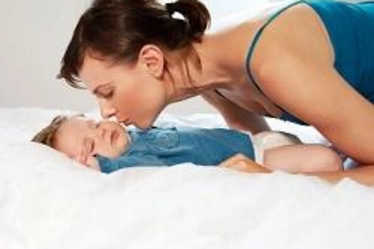 Majčin poljubac prenosi karijes na bebu