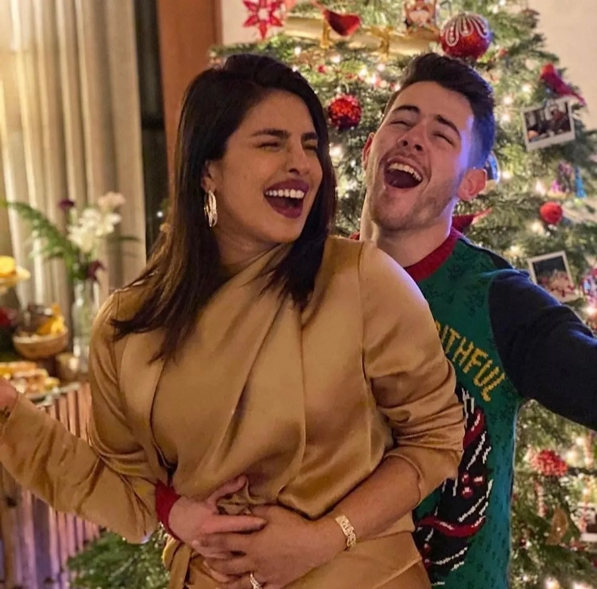 Slavni zaljubljeni bračni par Priyanka Chopra i Nick Jonas sa fanovima su na Instagramu podijelili svoje oduševljenje Božićem
