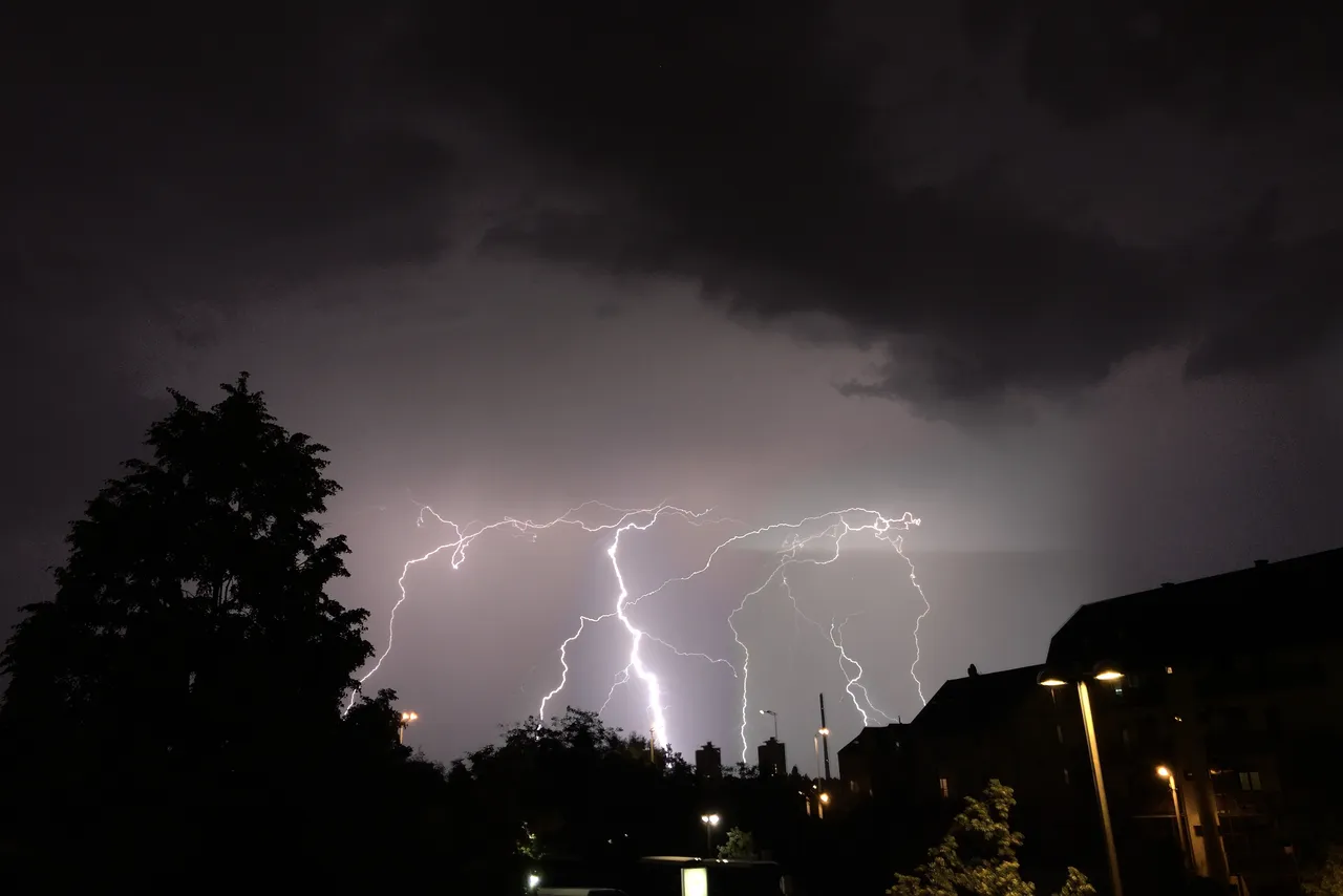 Nevrijeme s grmljavinom zahvatilo je sinoć Zagreb