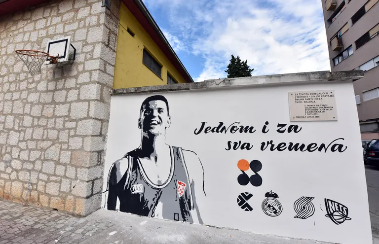 Pored prvog koša Dražena Petrovića osvanuo grafit