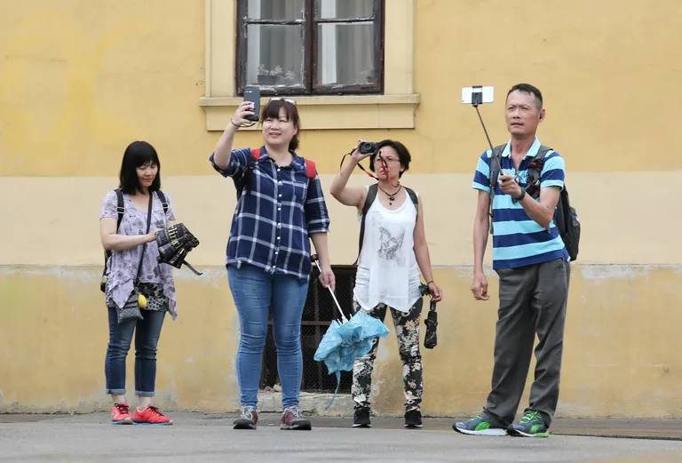 Turisti razgledavaju Zagreb i po pljusku