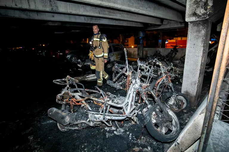 U garaži na Pujankama izgorjelo nekoliko motocikala i automobila 