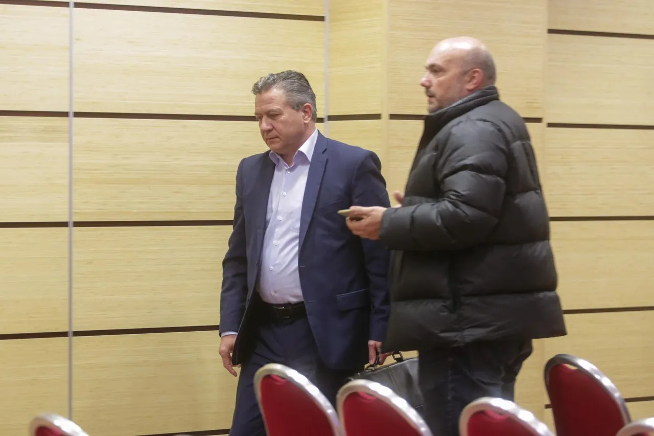 Policija okružila hotel u kojem je Skupština Zagrebačkog saveza odlučivala o Šukerovoj kandidaturi
