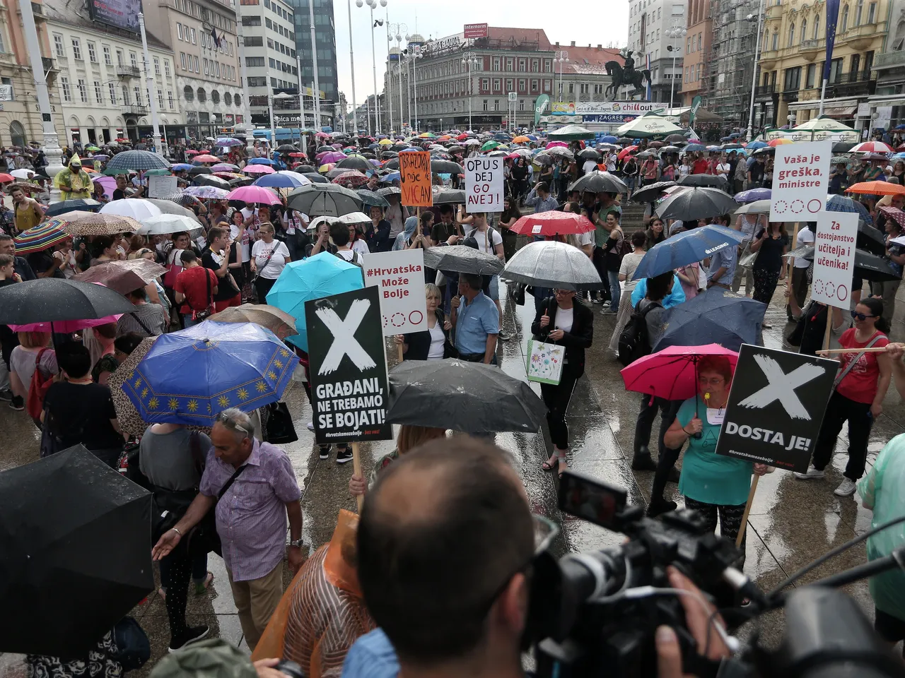 'Čekajući tramvaj zvan obrazovna reforma': unatoč kiši i tuči, na Trgu bana Jelačića okupilo se oko 10.000 prosvjednika