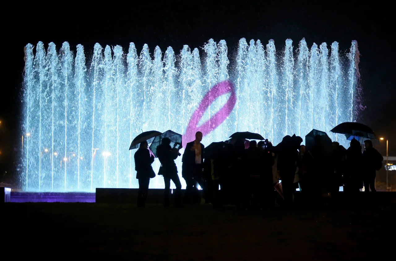 Zagrebačke fontane osvjetljene ružicastom bojom kao podrška oboljelima od raka