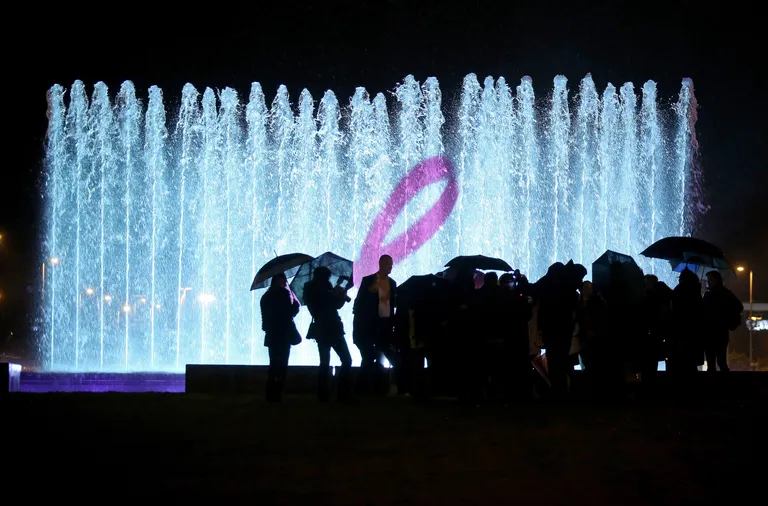 Zagrebačke fontane osvjetljene ružicastom bojom kao podrška oboljelima od raka
