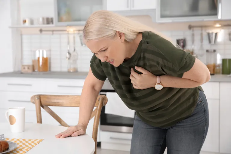 Bolesnicima sa srčanim udarom preporučuje se dobivanje medicinske skrbi u roku od manje od dva sata od početka simptoma da bi im se zajamčili najbolji izgledi kada je posrijedi izbjegavanje trajnih oštećenja srčanog mišića