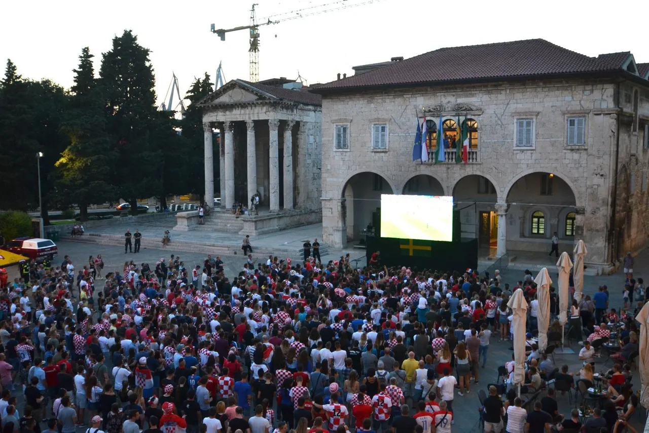 Atmosfera u Puli