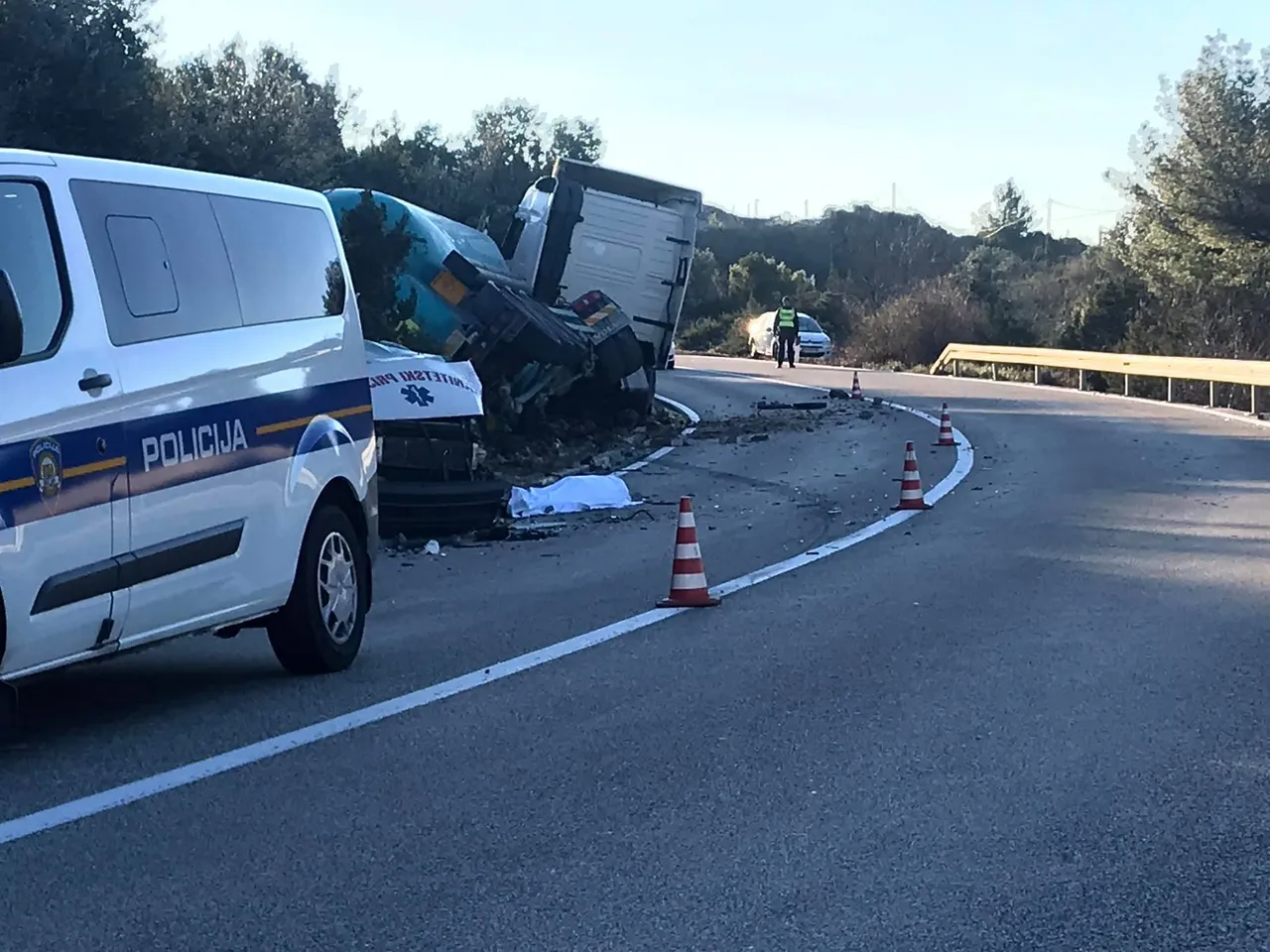 Teška nesreća kod Dubrovnika: Sudarili se cisterna, auto i sanitetski prijevoz - jedan poginuli