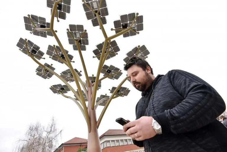 Drvo za punjenje mobitela
