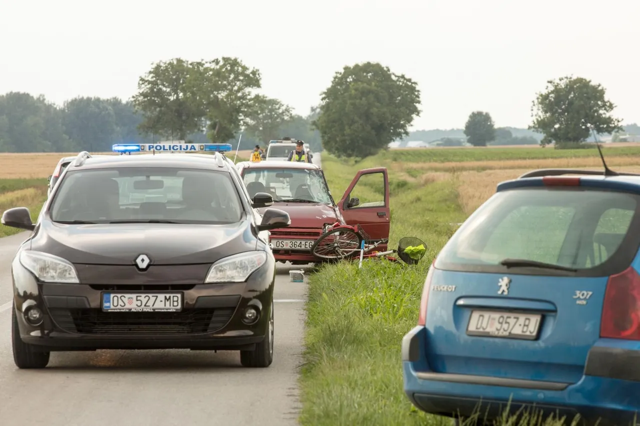 Biciklistkinja poginula nakon što je na nju naletio osobni automobil