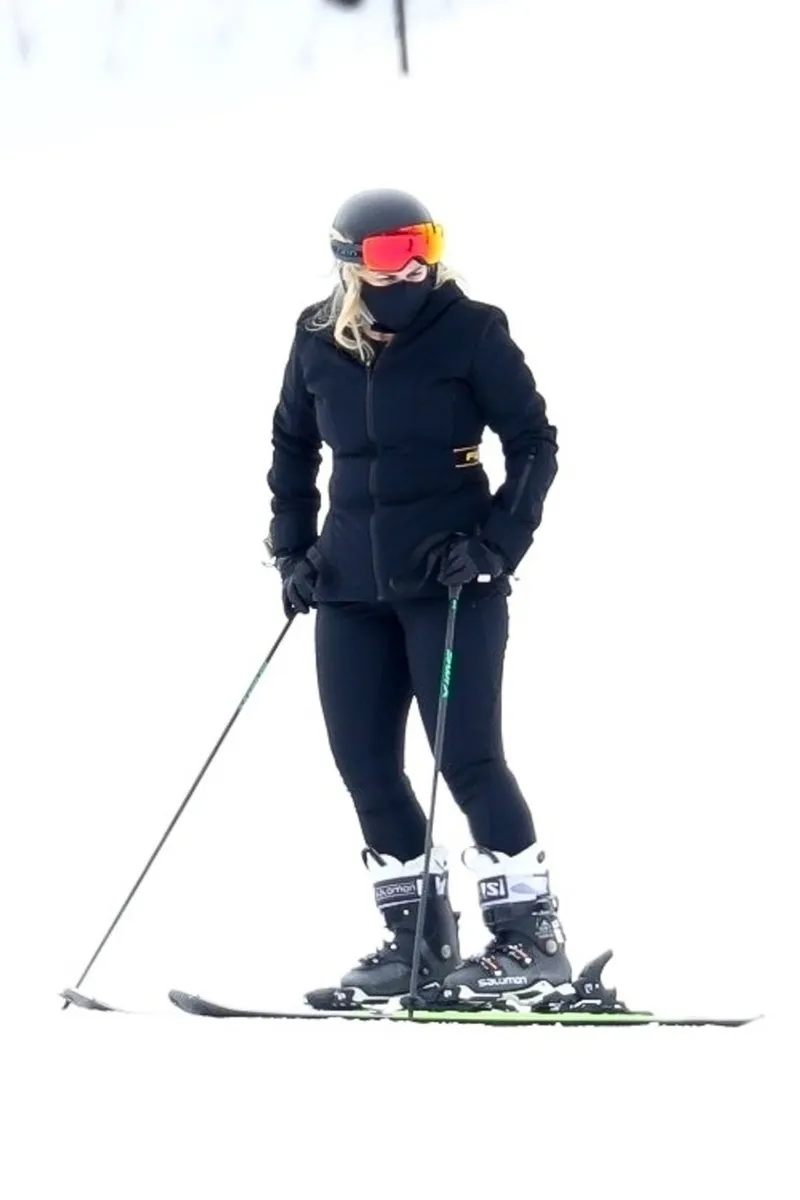 Rebel Wilson zaljubljenica je u zimske sportove, a za skijašku se stazu ovog puta odjenula u crno od glave do pete.