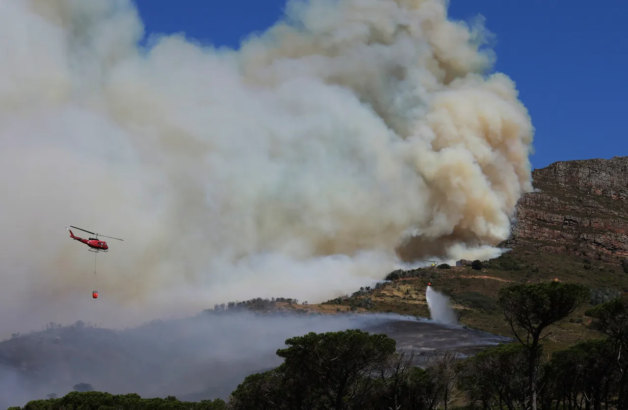 Požar je već uništio dio knjižnice, a upravo se približava središtu Cape Towna