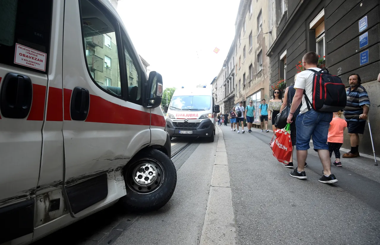 FOTO Nesreća u Zagrebu: Sudar automobila i sanitetskog vozila prouzročio zastoj tramvajskog prometa
