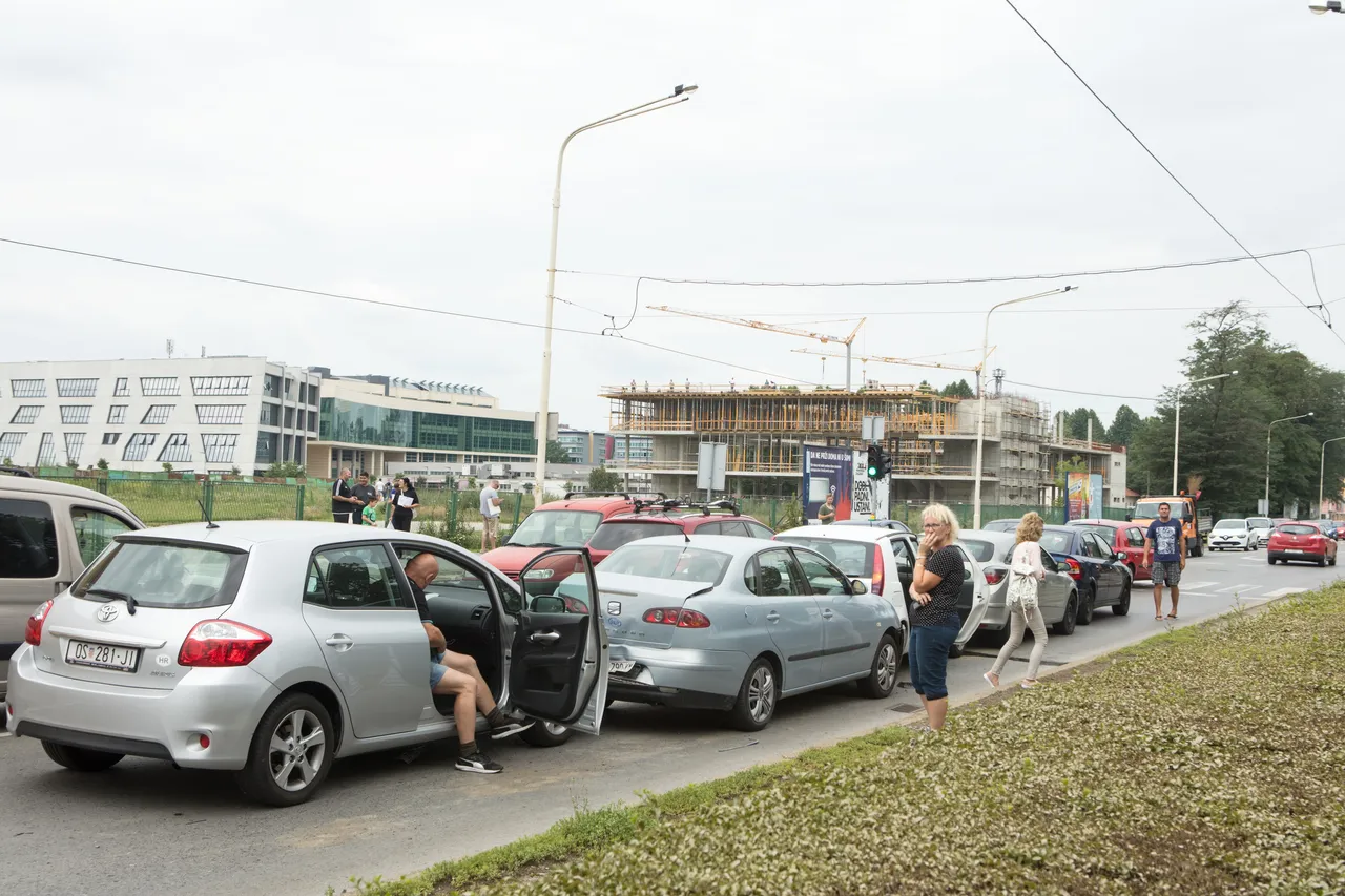FOTO Nesvakidašnja nesreća u Osijeku: Lančani sudar s 5 automobila u Ulici cara Hadrijana