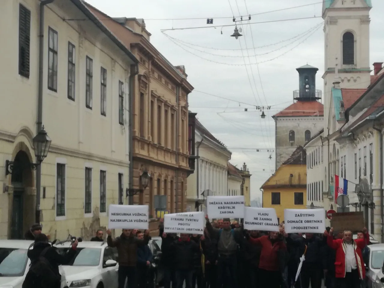 Taksisti na prosvjedu na Markovom trgu: 'Vladu ne zanima sigurnost građana'