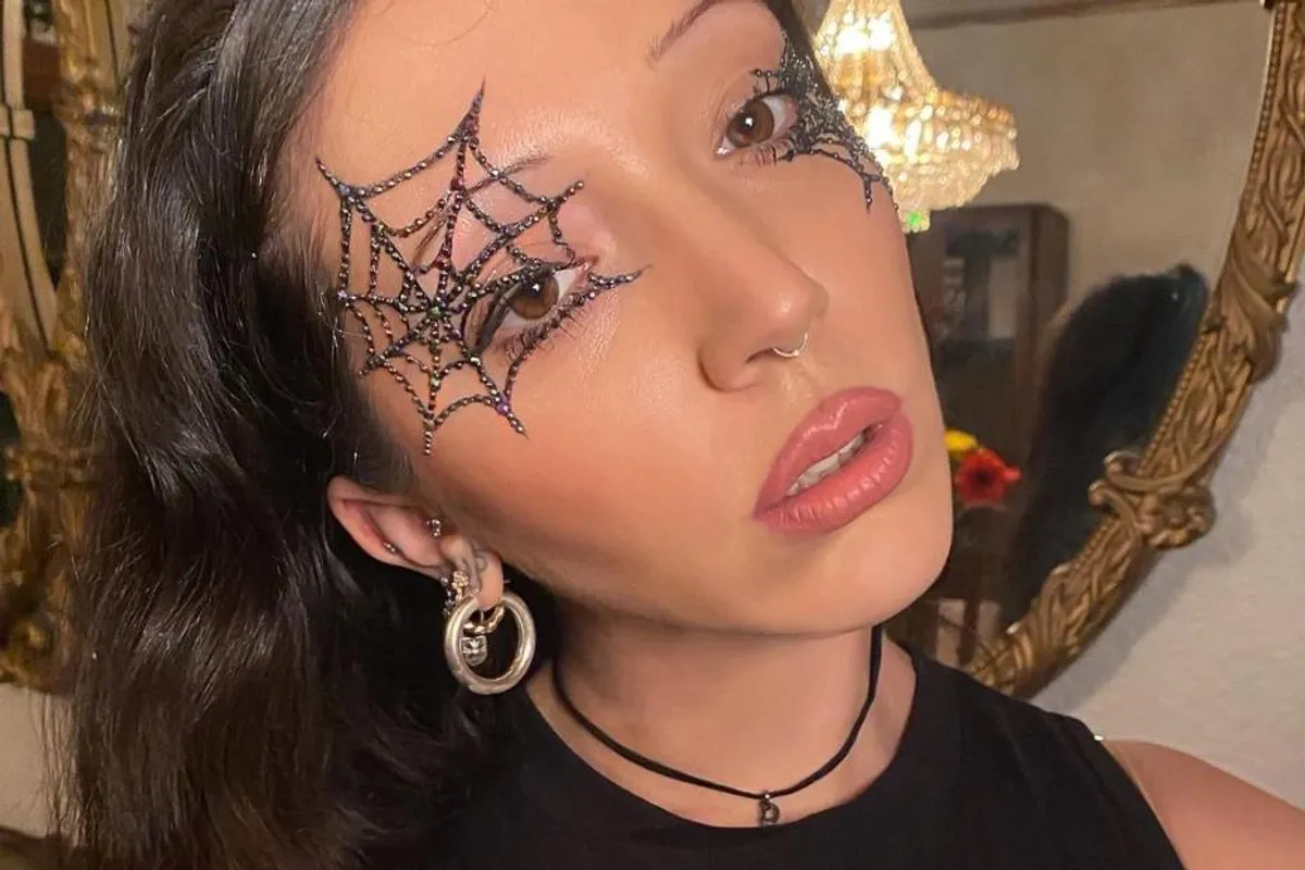 Svjetlucava paukova mreža na licu najjednostavnija je Halloween maska
