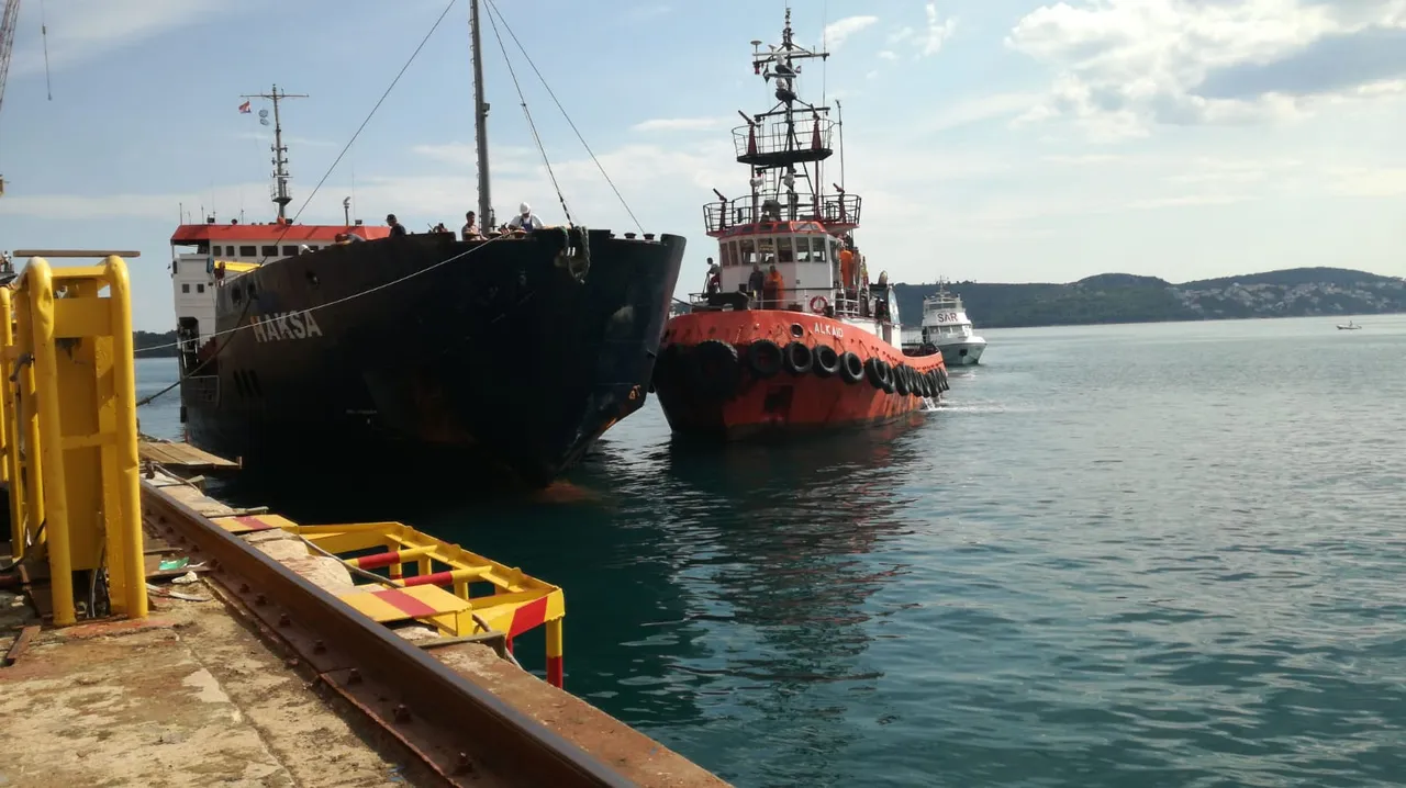 Nakon 36 sati: Turski teretni brod uspješno je dotegljen u Brodotrogir!