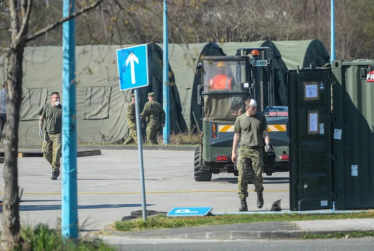 Vojska podiže šatore ispred KB Dubrava