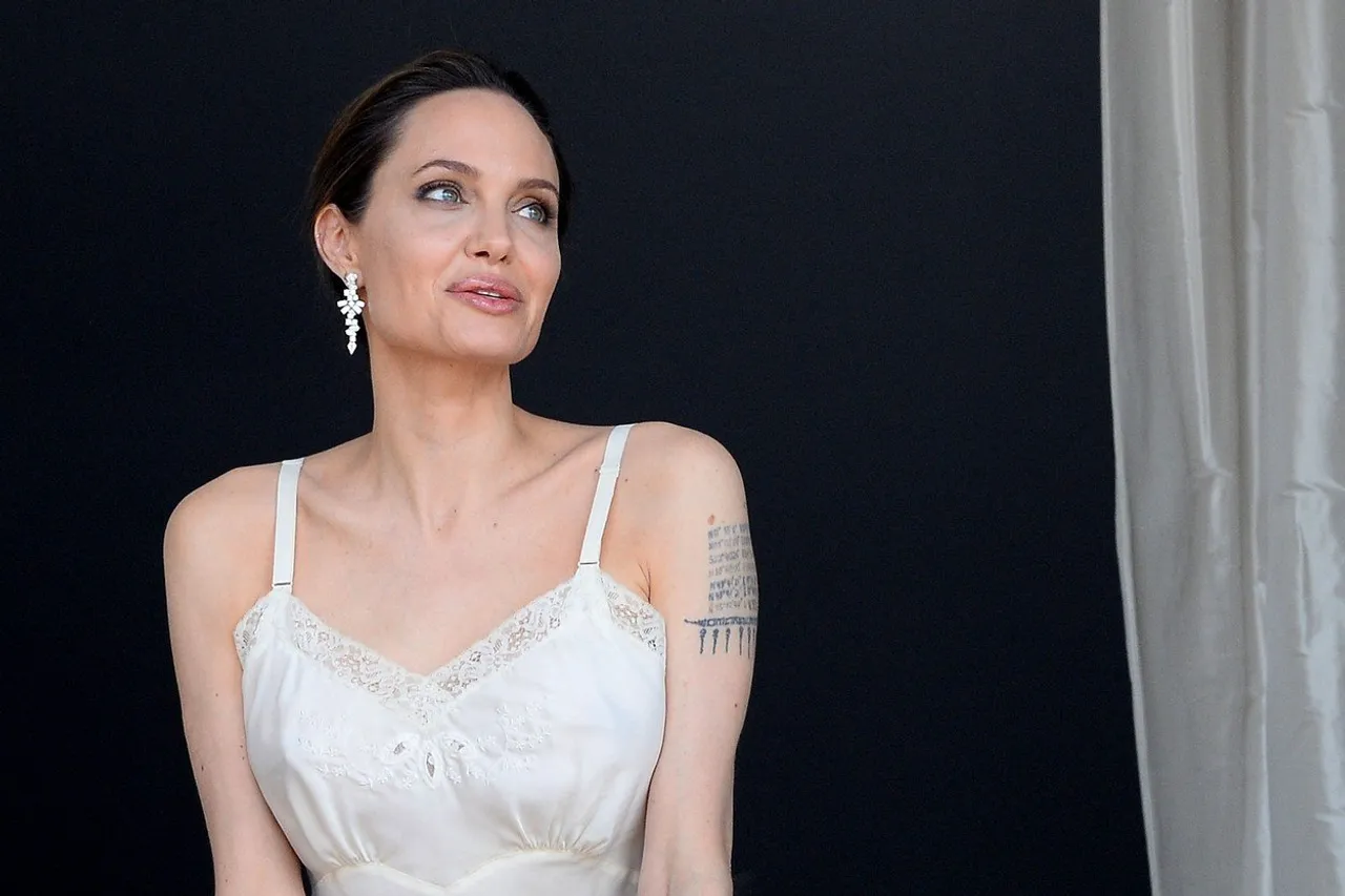 Exclusive - Angelina Jolie Shooting For Guerlain - Paris