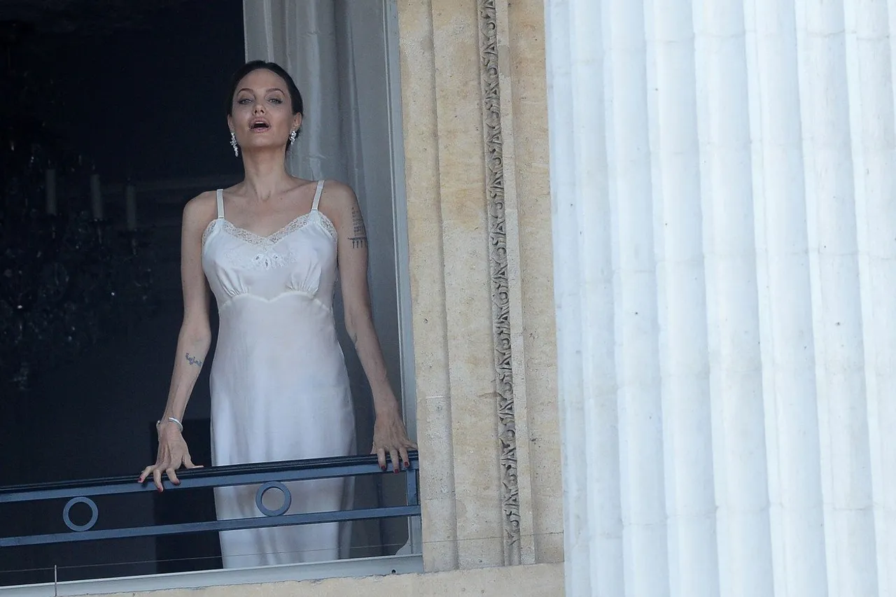 Exclusive - Angelina Jolie Shooting For Guerlain - Paris