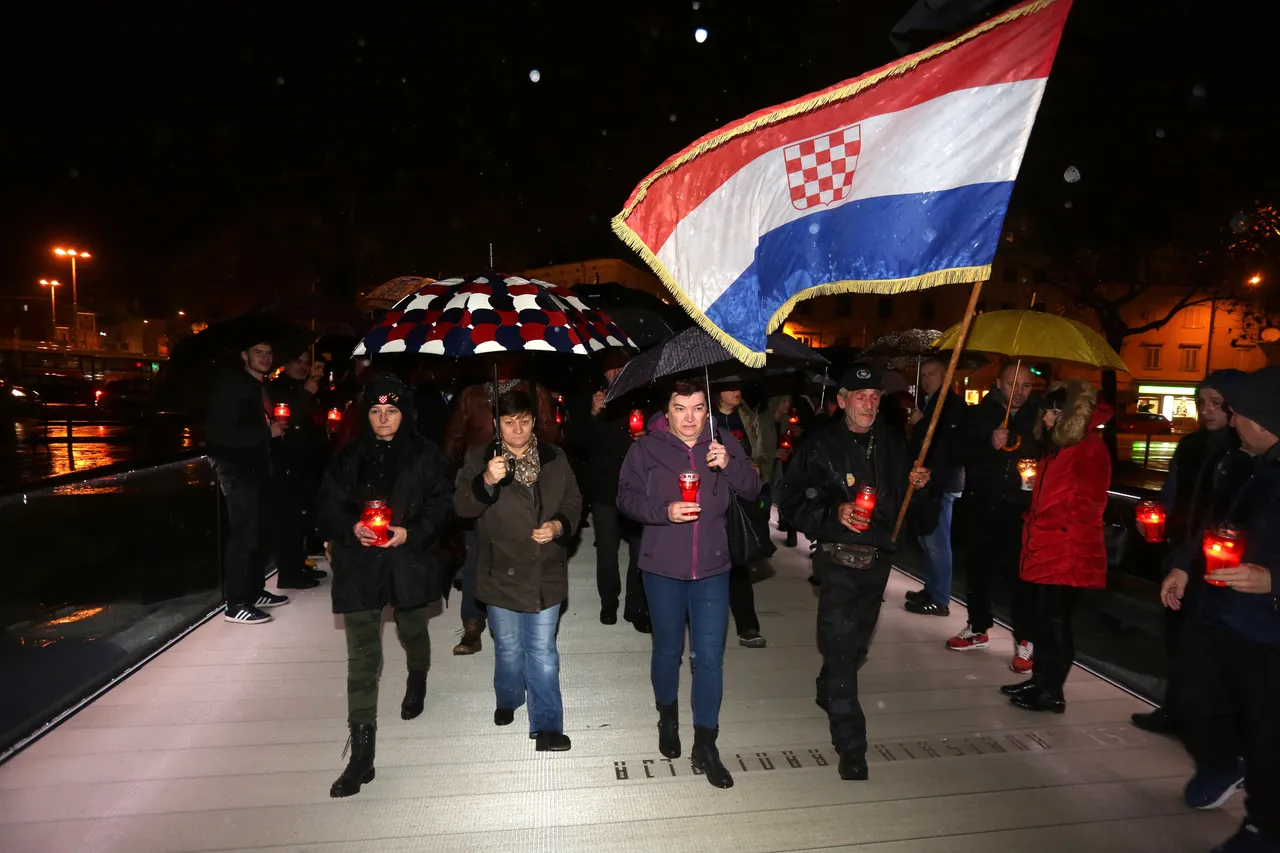 Građani Rijeke odaju počast: zapalili svijeće na Mostu branitelja povodom smrti generala Slobodana Praljka