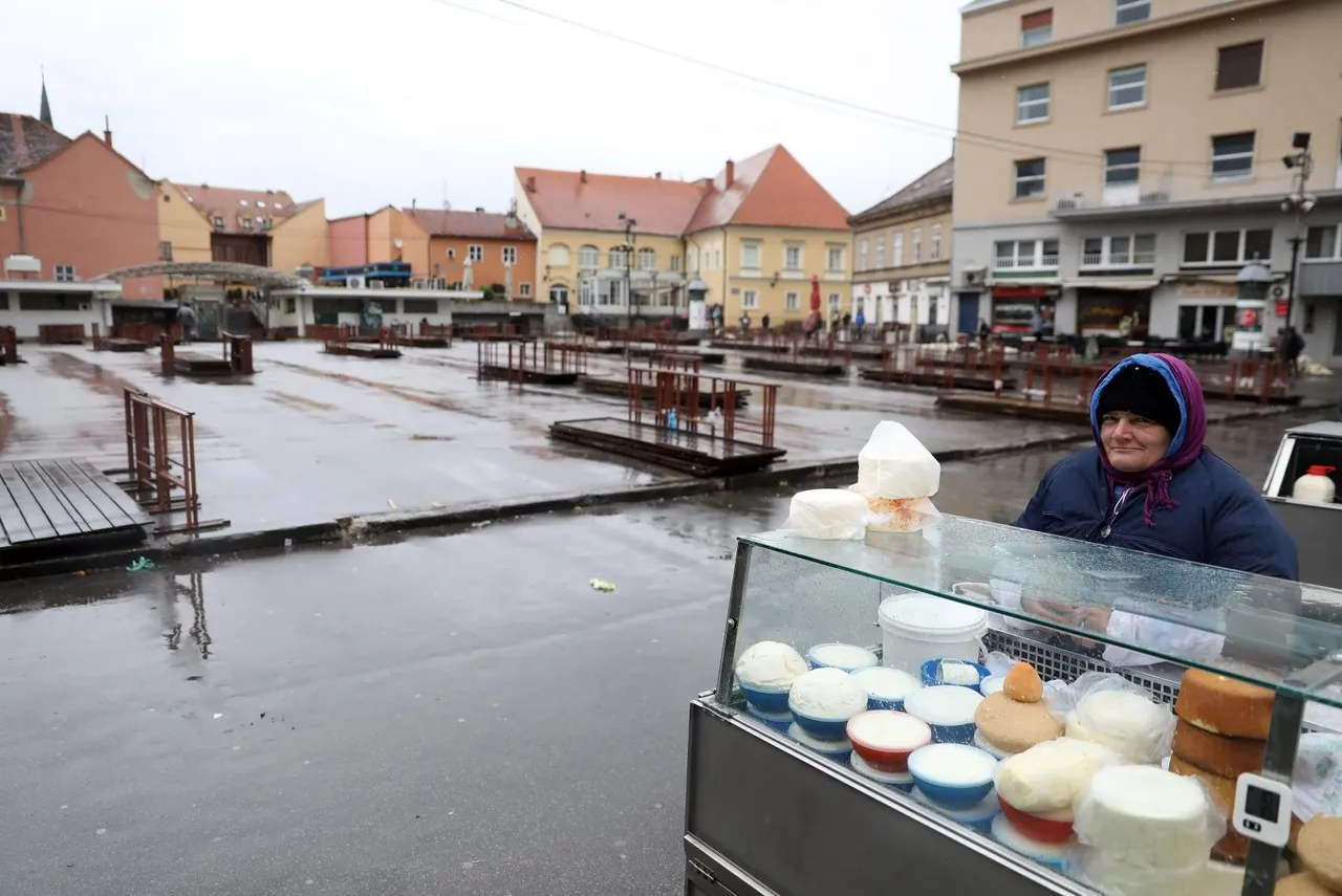 Vjetar puše skoro 100 km na sat, a dvije su kumice došle na Dolac