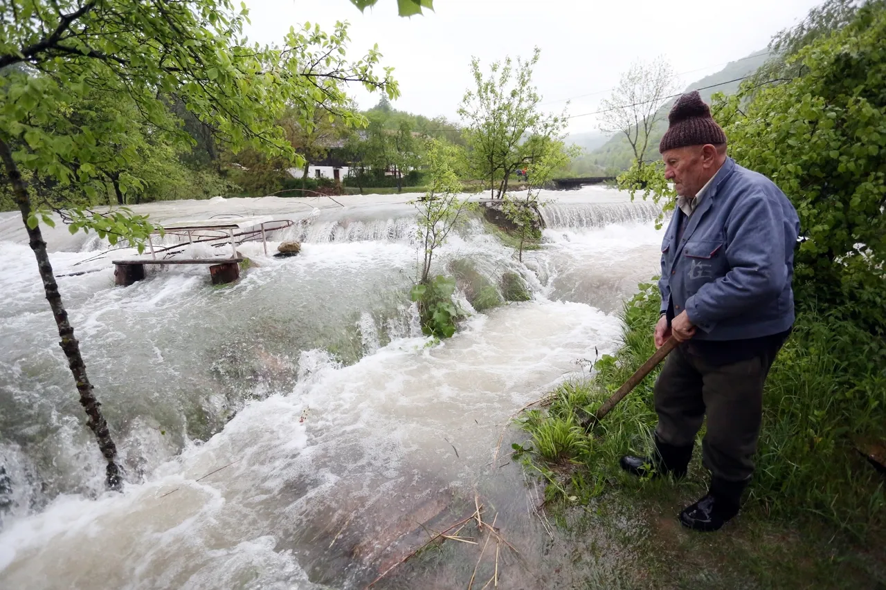 Dramatično kod Rakovice: Nabujala Korana odsjekla selo Korana, vatrogasci spašavaju turiste