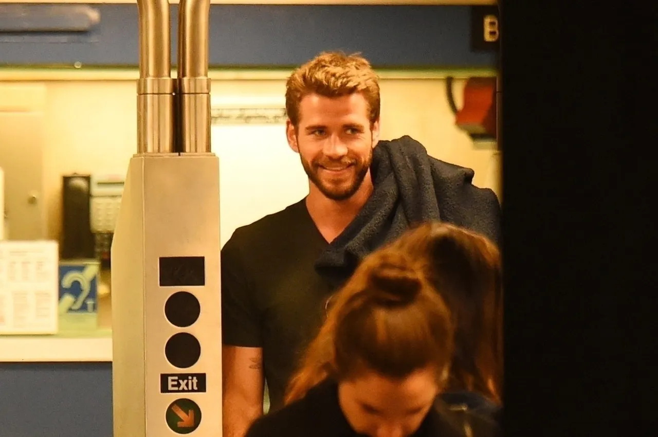 *PREMIUM-EXCLUSIVE* Liam Hemsworth seen out with a mystery woman in Soho