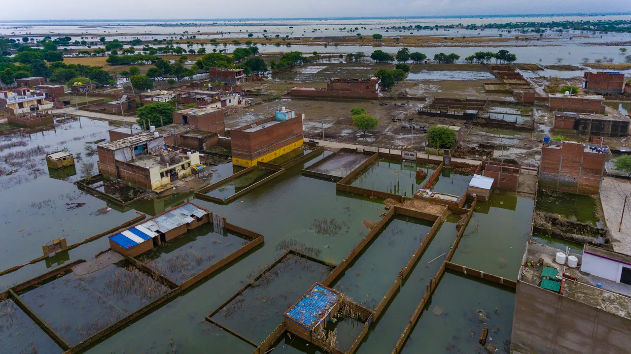 Monsuni u Indiji odnijeli stotine života: Poplavljene su kuće, trgovine i bolnički odjeli