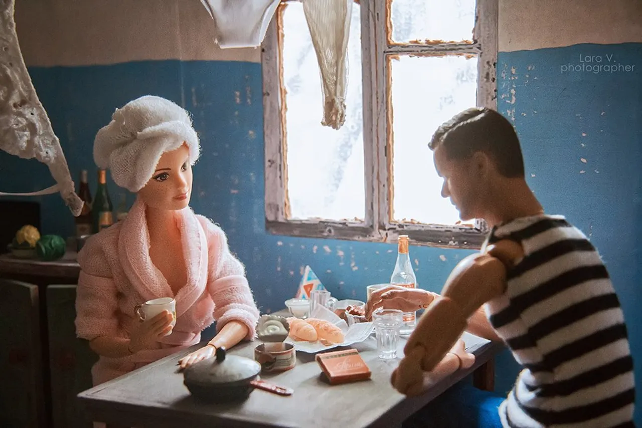 Ruska fotografkinja Lara Vychuzhanina smjestila je Barbie i Kena u komunističku kuću iz snova, s 'elementima' koji će vas nasmijati