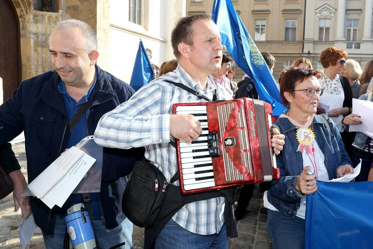 Na Markovom trgu održan mini prosvjed “Sindikalno prosvjedni kulturno umjetnički program”