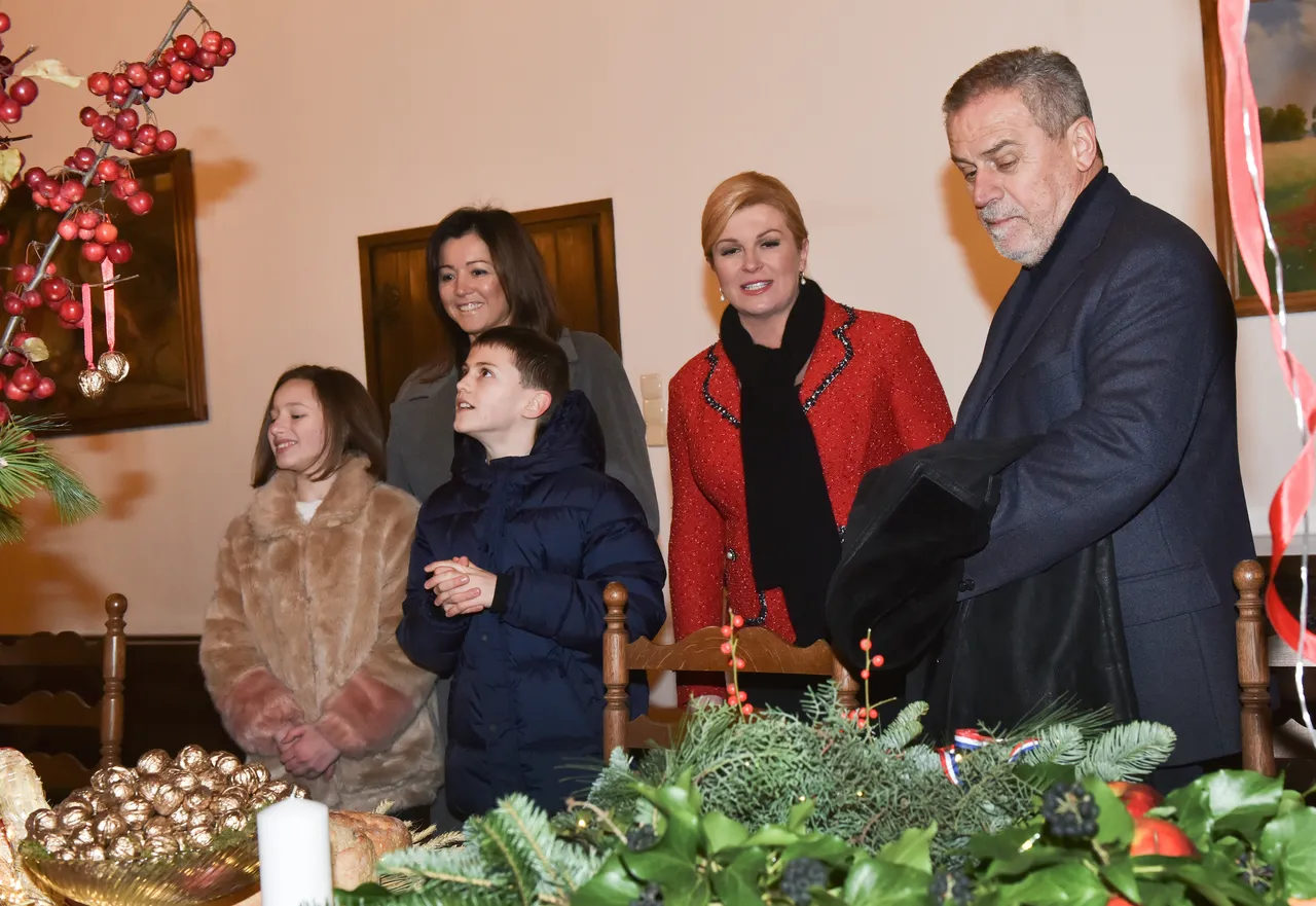 Predsjednica u društvu Milana Bandića svečano otvorila Advent na Prekrižju