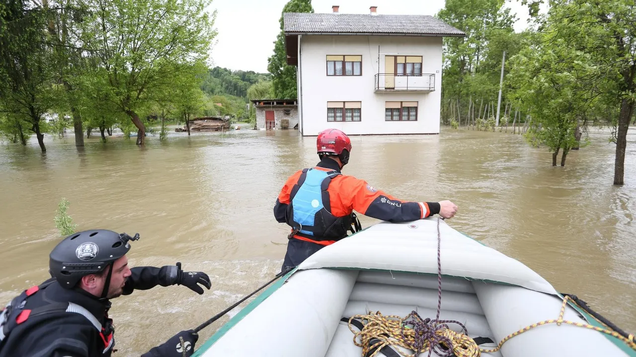 Zbog visokog vodostaja Mrežnice poplavljene su brojne ceste na području Duge Rese i okolnih sela