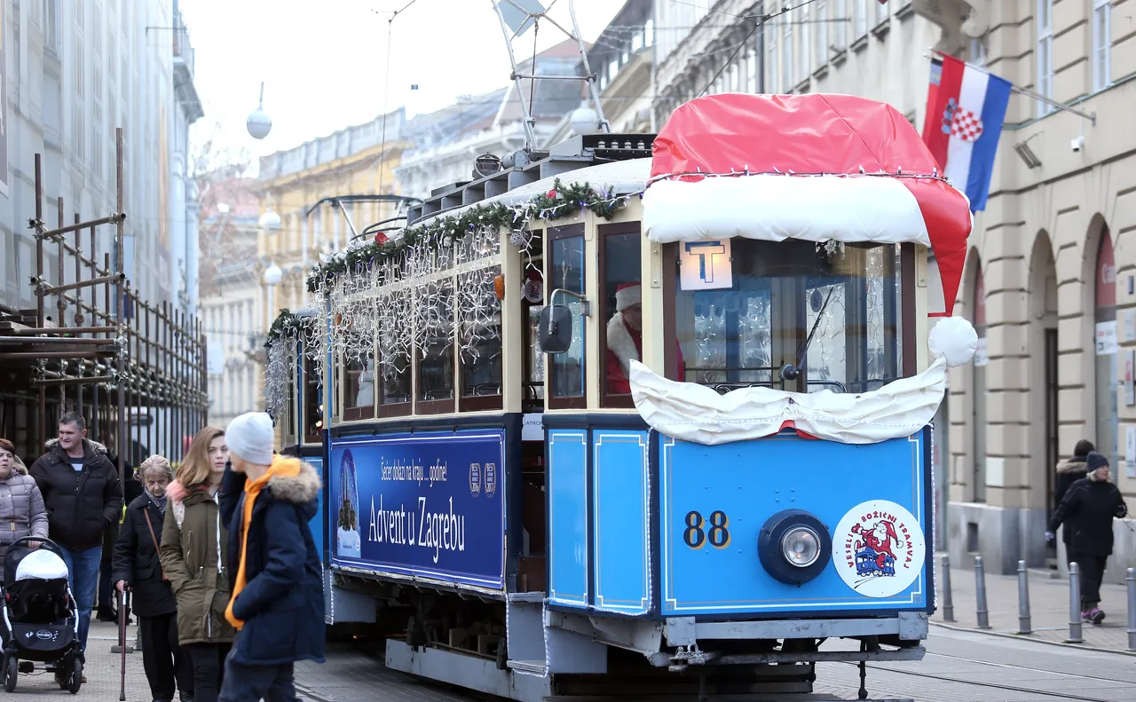 Veseli božićni tramvaj ponovno vozi zagrebačkim ulicama: i ove godine uveseljavat će najmlađe i njihove obitelji