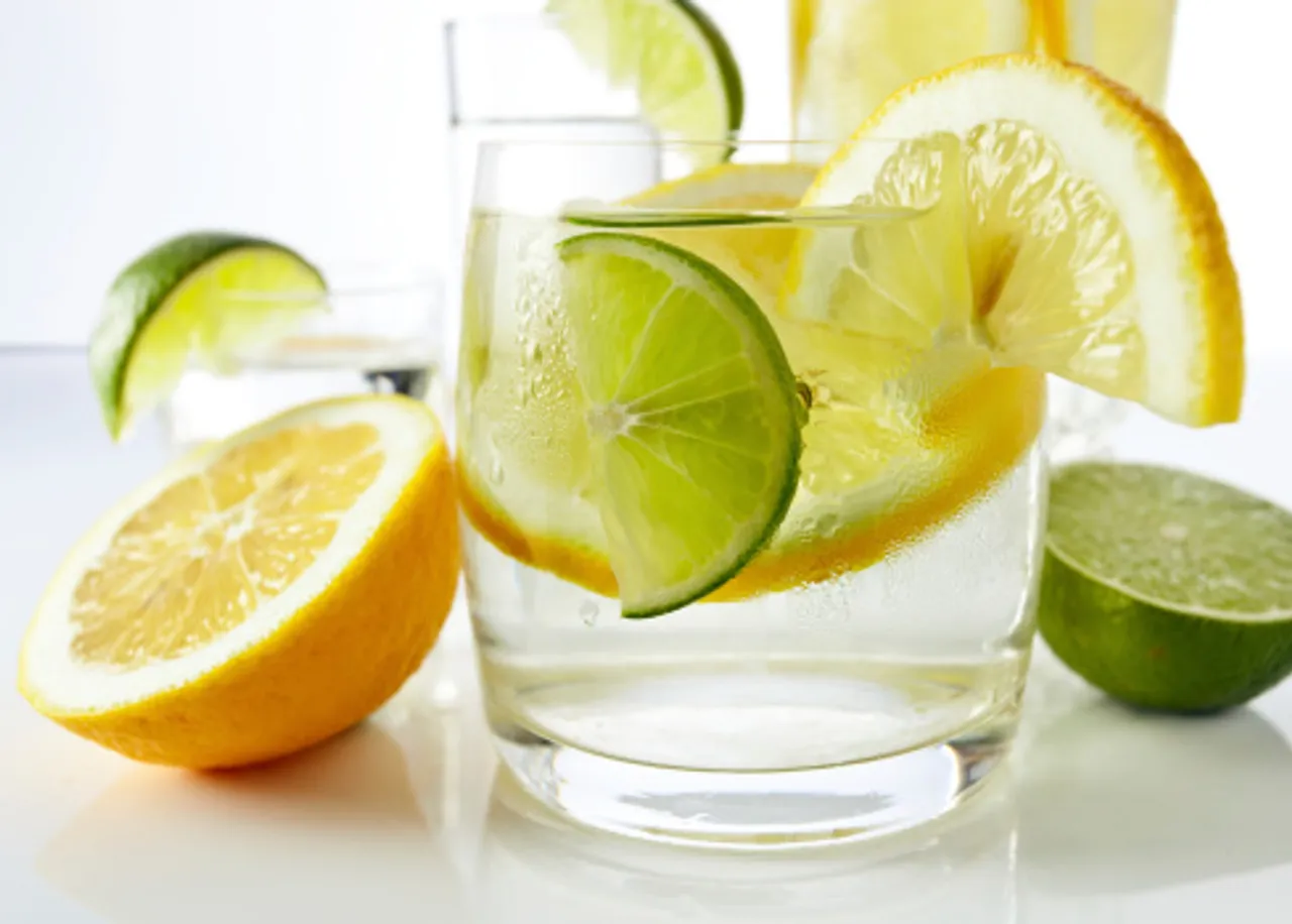 1. Voda s limunom pomaže u gubitku kilograma zbog polifenola u limunima koji smanjuju apetit