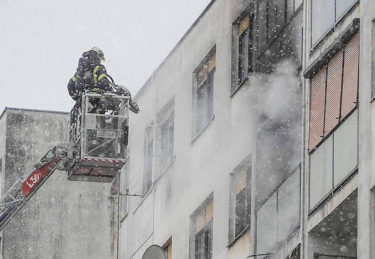 Požar u Novom Zagrebu: Gori stan u Sloboštini, na terenu vatrogasci i policija